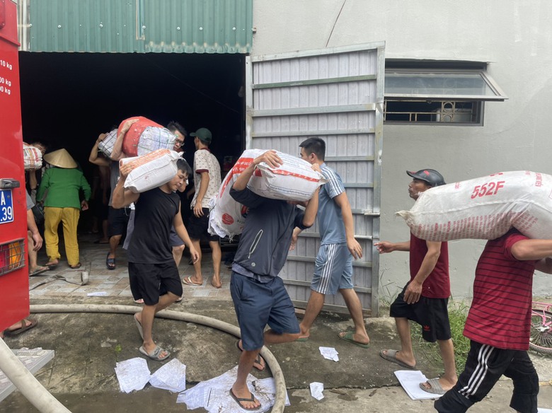 Thanh Ho&aacute;: Khu nh&agrave; xưởng hơn 1.000m2 bốc ch&aacute;y dữ dội- Ảnh 3.