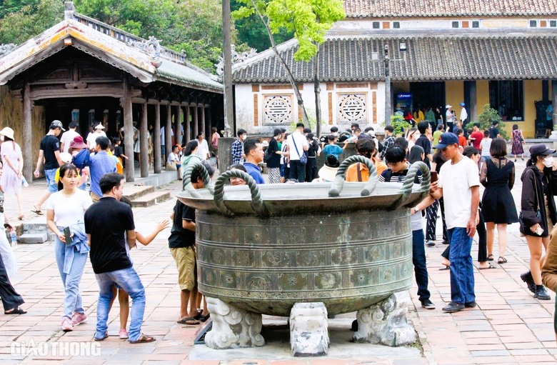 Kh&aacute;m ph&aacute; những bảo vật quốc gia bằng đồng, bia đ&aacute; tại Cố đ&ocirc; Huế- Ảnh 14.