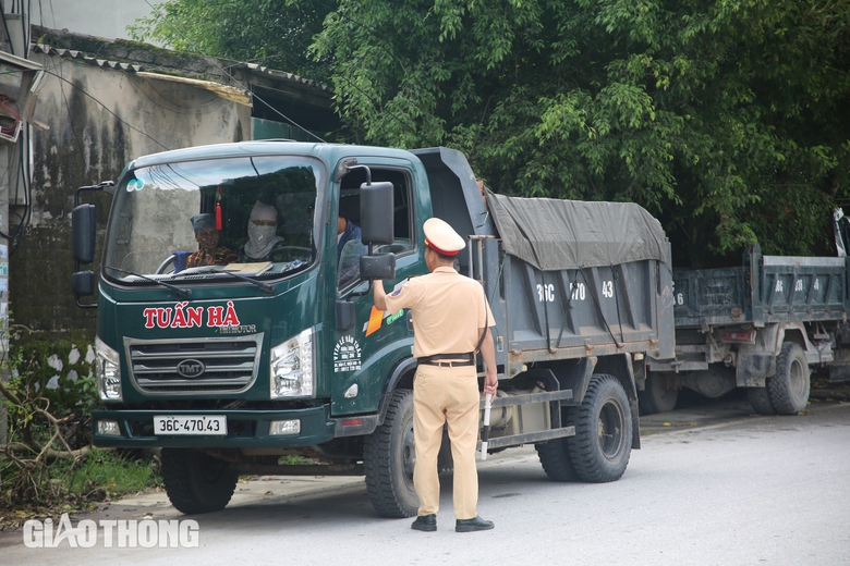 CSGT truy quét xe quá tải ở trong khu dân cư- Ảnh 4. CSGT truy quét xe quá tải ở trong khu dân cư- Ảnh 4.