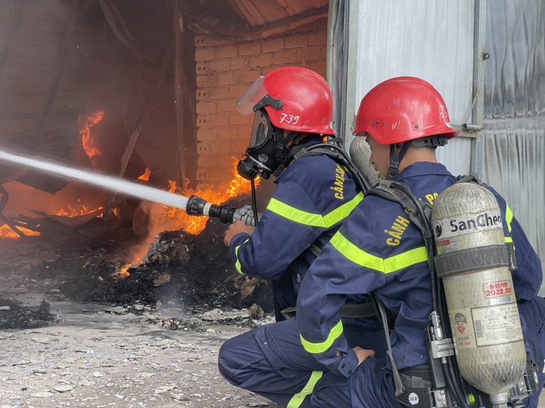 Thanh Ho&aacute;: Khu nh&agrave; xưởng hơn 1.000m2 bốc ch&aacute;y dữ dội- Ảnh 2.