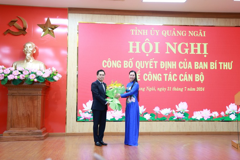 T&acirc;n Ph&oacute; b&iacute; thư Tỉnh ủy Quảng Ng&atilde;i ph&aacute;t biểu g&igrave; khi nhận nhiệm vụ?- Ảnh 2.