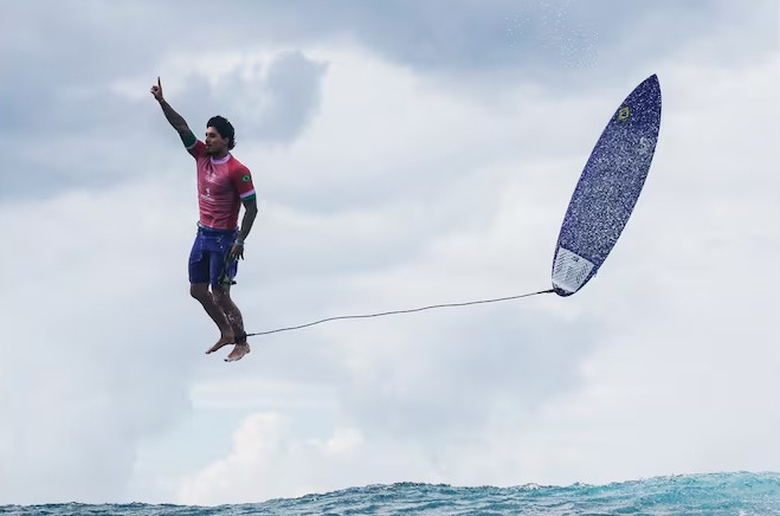 VĐV lướt sóng Olympic 2024 gây sốt với khoảnh khắc ăn mừng như đang bay- Ảnh 1. VĐV lướt sóng Olympic 2024 gây sốt với khoảnh khắc ăn mừng như đang bay- Ảnh 1.