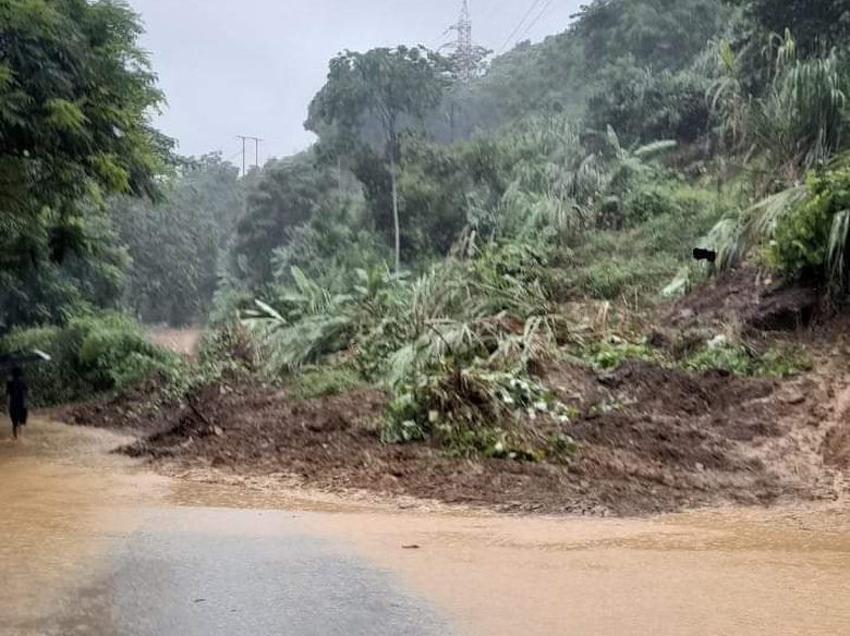 Sạt lở đất g&acirc;y &aacute;ch tắc tr&ecirc;n QL3 qua Bắc Kạn- Ảnh 2.