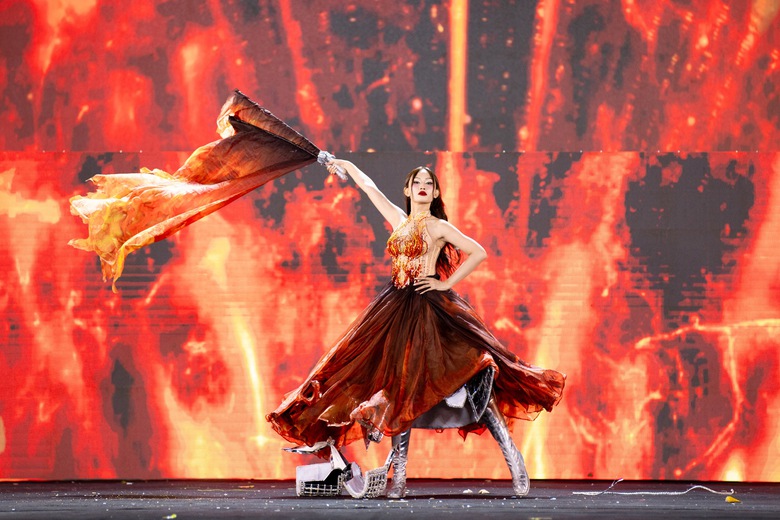 B&ugrave;ng nổ đ&ecirc;m Trang phục văn h&oacute;a d&acirc;n tộc tại Miss Grand Vietnam 2024- Ảnh 16.