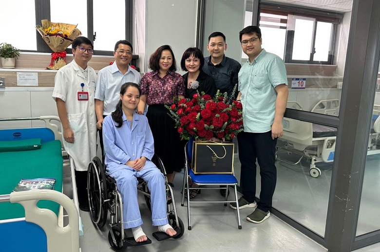 Nữ b&aacute;c sĩ bị k&iacute;nh rơi tr&uacute;ng người ở qu&aacute;n The Coffee House sắp xuất viện đi l&agrave;m trở lại- Ảnh 1.