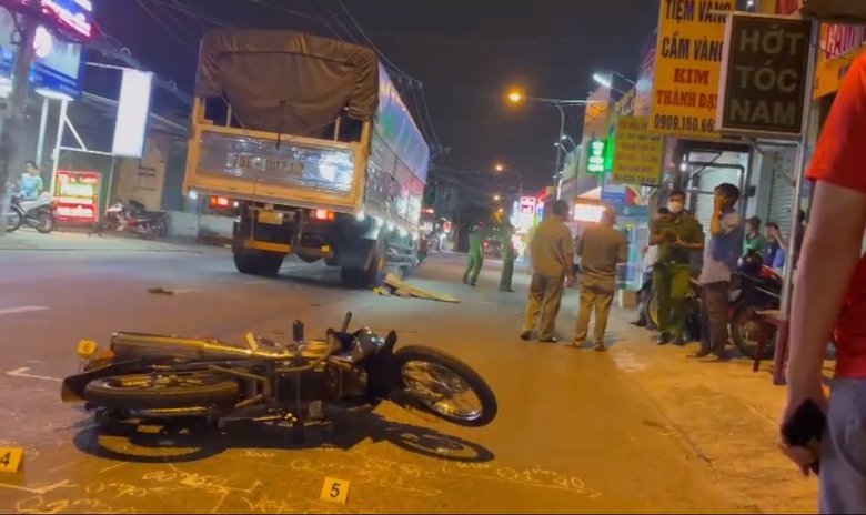 Va chạm xe tải, người đ&agrave;n &ocirc;ng đi xe m&aacute;y tử vong tại chỗ- Ảnh 1.