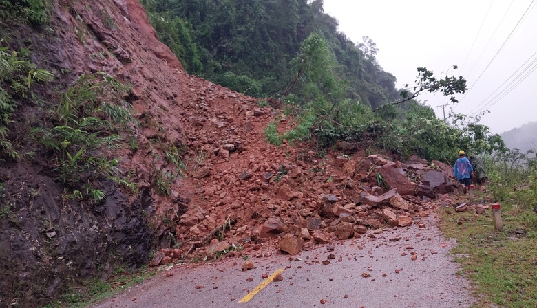 Lai Ch&acirc;u: Xuất hiện nhiều điểm sạt lở, g&acirc;y &aacute;ch tắc giao th&ocirc;ng cục bộ- Ảnh 1.