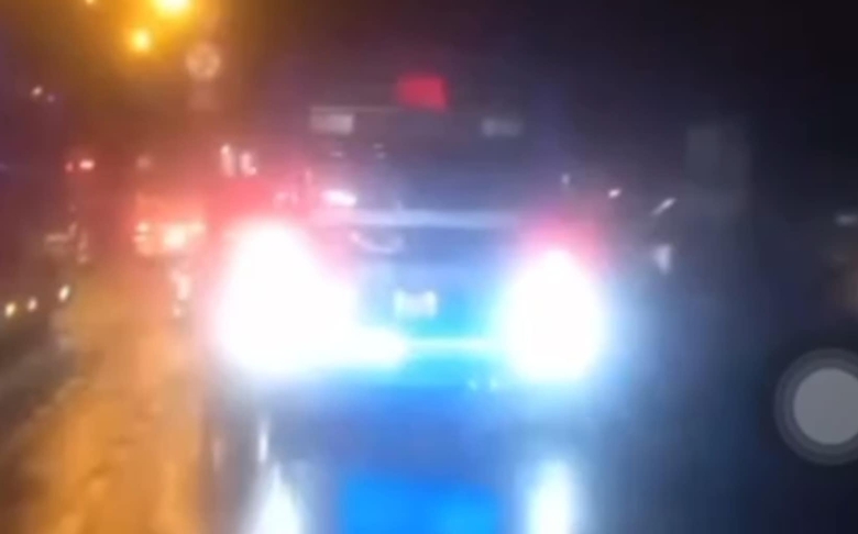 Phối hợp CSGT xử l&yacute; l&aacute;i xe bu&yacute;t gắn th&ecirc;m đ&egrave;n g&acirc;y ch&oacute;i mắt người đi đường- Ảnh 1.