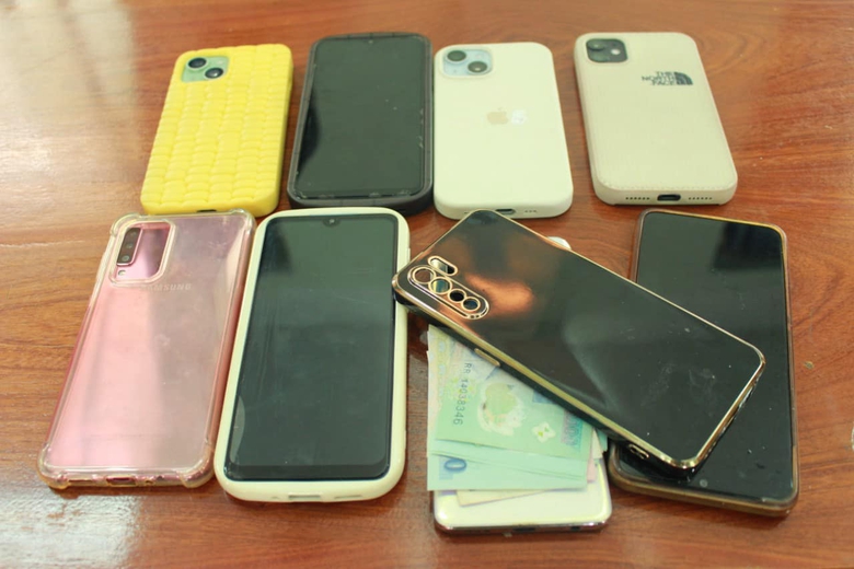 Triệt ph&aacute; nh&oacute;m đối tượng chuy&ecirc;n d&agrave;n cảnh, m&oacute;c t&uacute;i nơi đ&ocirc;ng người tại TP.HCM- Ảnh 2.