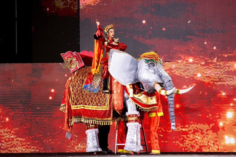 B&ugrave;ng nổ đ&ecirc;m Trang phục văn h&oacute;a d&acirc;n tộc tại Miss Grand Vietnam 2024- Ảnh 4.