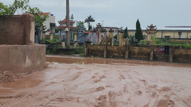 Th&aacute;i B&igrave;nh: Xưởng sản xuất nằm giữa khu d&acirc;n cư, b&ugrave;n bẩn tra tấn người đi đường- Ảnh 2.