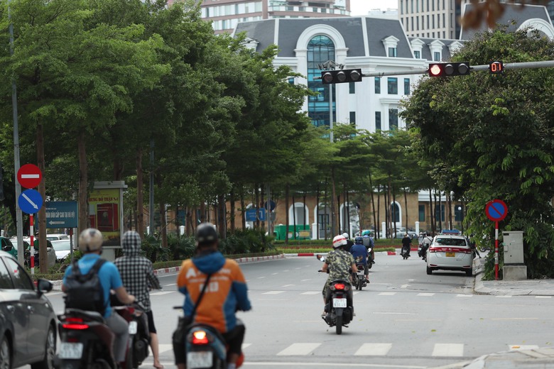 Xe m&aacute;y v&ocirc; tư vượt đ&egrave;n đỏ bất chấp phạt nguội- Ảnh 2.