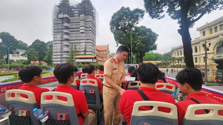 CSGT huấn luyện nghiệp vụ l&aacute;i xe an to&agrave;n tr&ecirc;n xe bu&yacute;t 2 tầng ở TP.HCM- Ảnh 5.