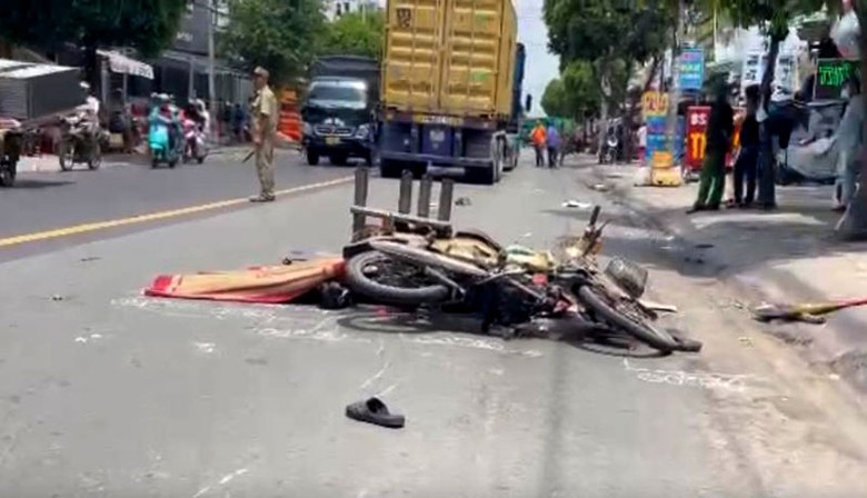 Hiện trường vụ tai nạn khiến người phụ nữ tử vong tại chỗ. Hiện trường vụ tai nạn khiến người phụ nữ tử vong tại chỗ.