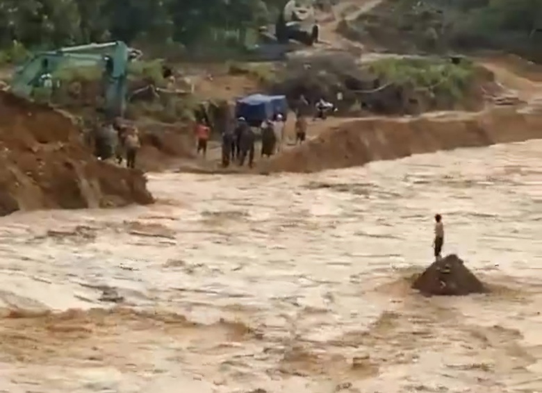 Khoảnh khắc c&ocirc;ng an ở Quảng Nam lao m&igrave;nh xuống d&ograve;ng nước chảy xiết cứu người- Ảnh 1.