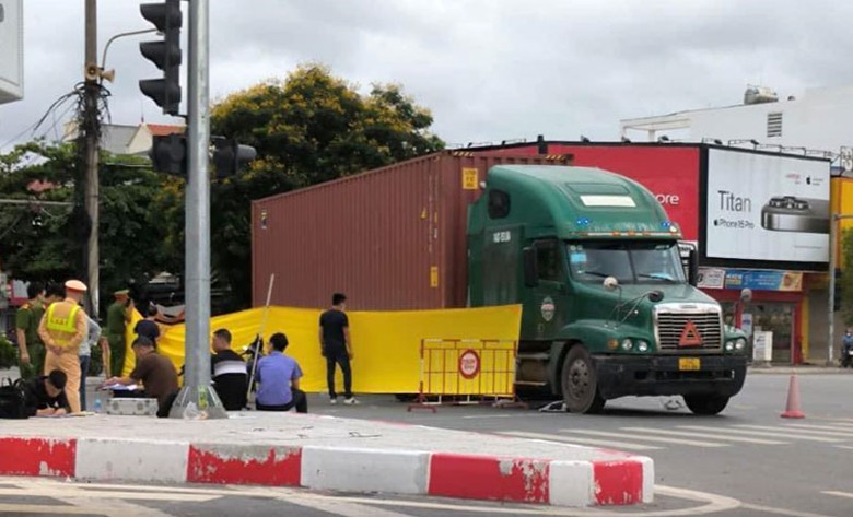 Hiện trường vụ tai nạn khiến 2 thiếu niên 16 tuổi thương vong ở Hải Phòng. Hiện trường vụ tai nạn khiến 2 thiếu niên 16 tuổi thương vong ở Hải Phòng.