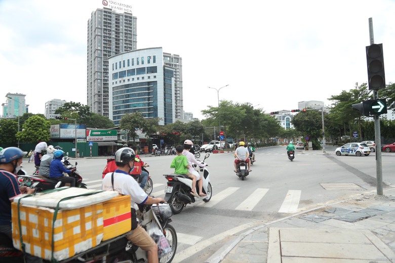 Xe m&aacute;y v&ocirc; tư vượt đ&egrave;n đỏ bất chấp phạt nguội- Ảnh 1.