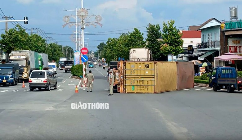 Hiện trường vụ lật xe. Hiện trường vụ lật xe.