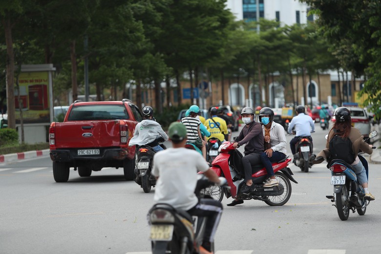 Xe m&aacute;y v&ocirc; tư vượt đ&egrave;n đỏ bất chấp phạt nguội- Ảnh 3.