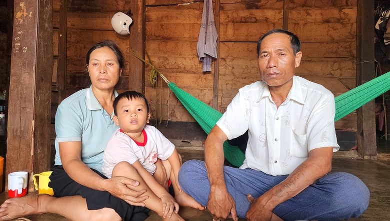 X&oacute;t cảnh b&eacute; trai mất cha mẹ, nương tựa &ocirc;ng b&agrave;- Ảnh 1.