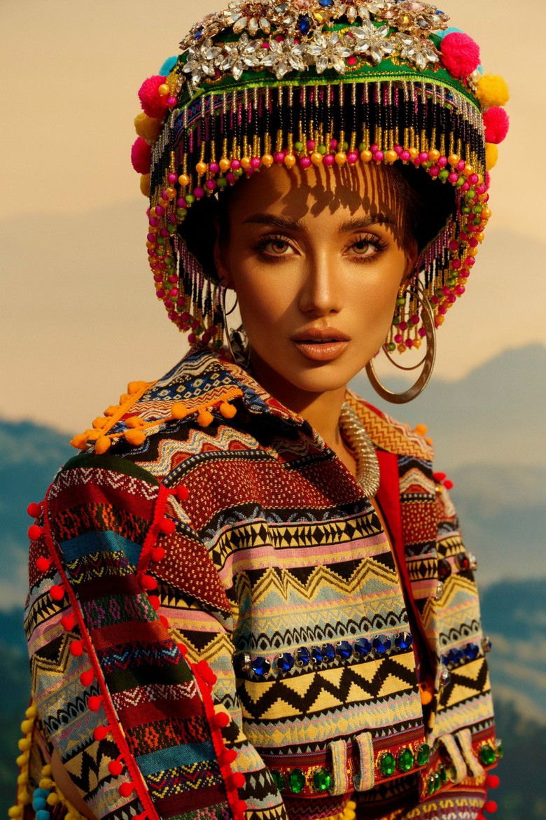 Lydie Vũ mặc đồ thổ cẩm T&acirc;y Bắc, g&ugrave;i l&uacute;a tr&ecirc;n lưng tại Miss Supranational 2024- Ảnh 1.