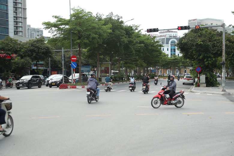 Xe m&aacute;y v&ocirc; tư vượt đ&egrave;n đỏ bất chấp phạt nguội- Ảnh 4.