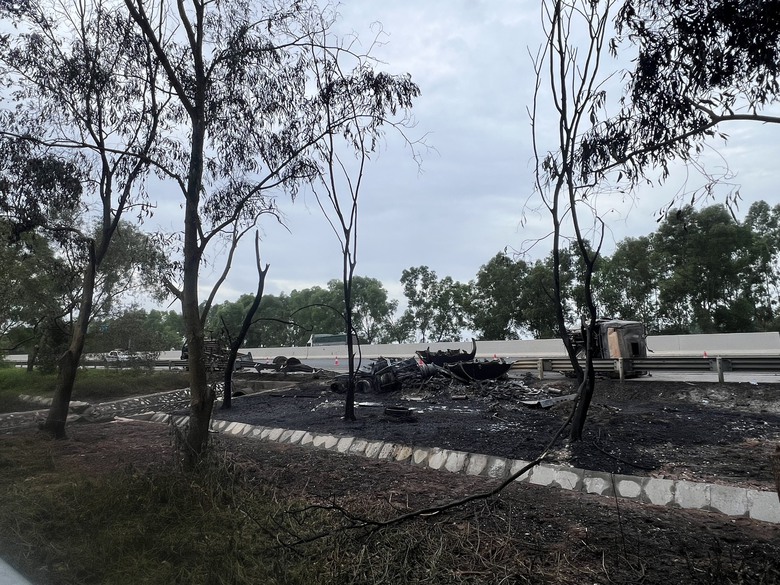 Vụ xe bồn chở xăng bốc cháy sau va chạm: Cao tốc Hà Nội - Hải Phòng thiệt hại thế nào?- Ảnh 1. Vụ xe bồn chở xăng bốc cháy sau va chạm: Cao tốc Hà Nội - Hải Phòng thiệt hại thế nào?- Ảnh 1.