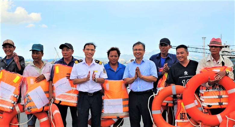 "Ma trận" lồng b&egrave;, cản luồng h&agrave;ng hải tr&ecirc;n vịnh Cam Ranh- Ảnh 6.