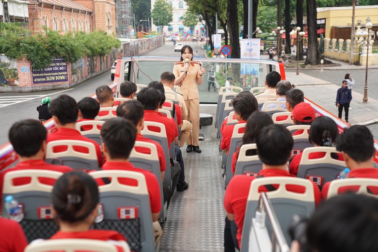 CSGT huấn luyện nghiệp vụ l&aacute;i xe an to&agrave;n tr&ecirc;n xe bu&yacute;t 2 tầng ở TP.HCM- Ảnh 1.