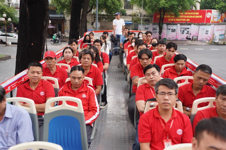 CSGT huấn luyện nghiệp vụ l&aacute;i xe an to&agrave;n tr&ecirc;n xe bu&yacute;t 2 tầng ở TP.HCM- Ảnh 2.