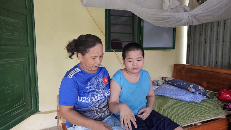 Cơ cực mẹ đơn th&acirc;n l&agrave;m phụ x&acirc;y nu&ocirc;i con liệt to&agrave;n th&acirc;n sau tai nạn- Ảnh 3.