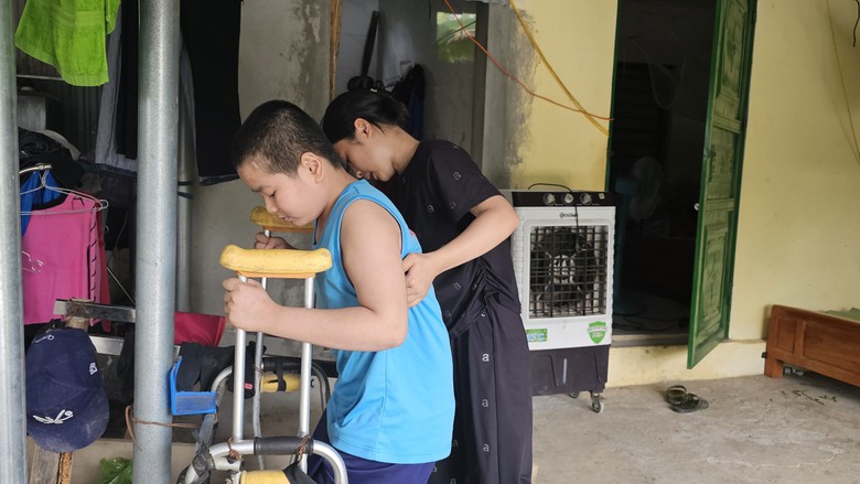 Cơ cực mẹ đơn th&acirc;n l&agrave;m phụ x&acirc;y nu&ocirc;i con liệt to&agrave;n th&acirc;n sau tai nạn- Ảnh 2.