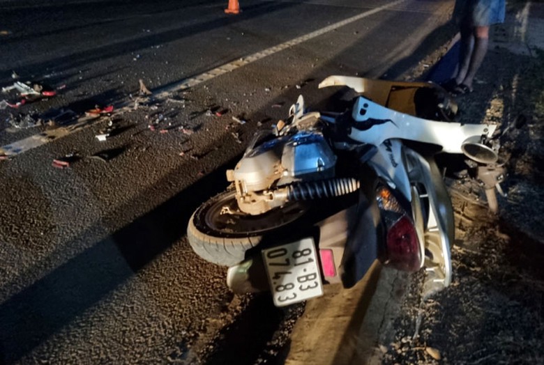 Chiếc xe m&aacute;y tại hiện trường vụ tai nạn - Ảnh: Ho&agrave;ng Lộc.