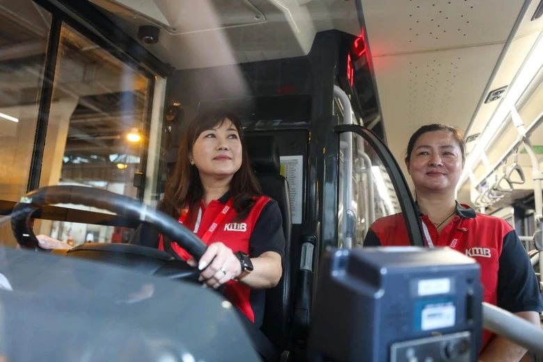 Hong Kong ra mắt tuyến xe bu&yacute;t đầu ti&ecirc;n ho&agrave;n to&agrave;n do phụ nữ cầm l&aacute;i- Ảnh 1.