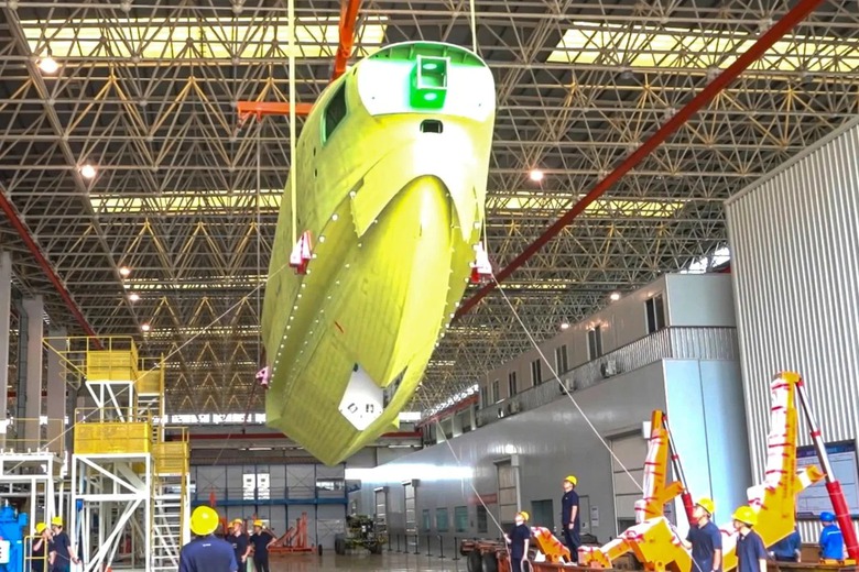 Thủy phi cơ AG600 được Trung Quốc khẳng định l&agrave; loại lớn nhất thế giới, đang ở giai đoạn sản xuất v&agrave; lắp r&aacute;p cuối c&ugrave;ng trước khi đưa v&agrave;o vận h&agrave;nh tr&ecirc;n biển. (Ảnh: T&acirc;n Hoa X&atilde;)
