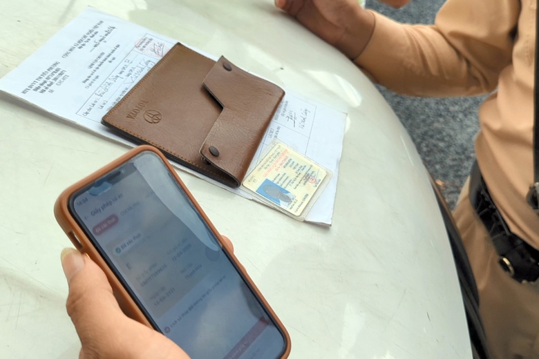 T&agrave;i xế được xuất tr&igrave;nh những giấy tờ n&agrave;o tr&ecirc;n VNeID m&agrave; kh&ocirc;ng cần bản gốc?- Ảnh 1.