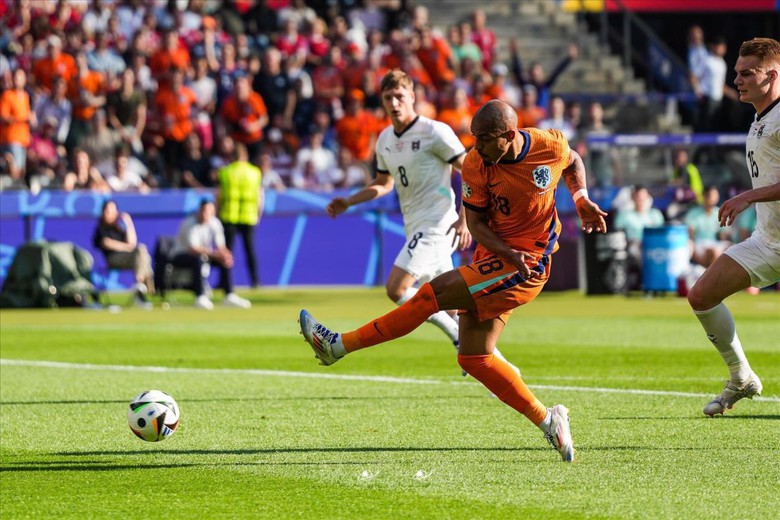 Đội h&igrave;nh ra s&acirc;n H&agrave; Lan vs Thổ Nhĩ Kỳ: Đội b&oacute;ng &aacute;o cam vượt trội- Ảnh 1.