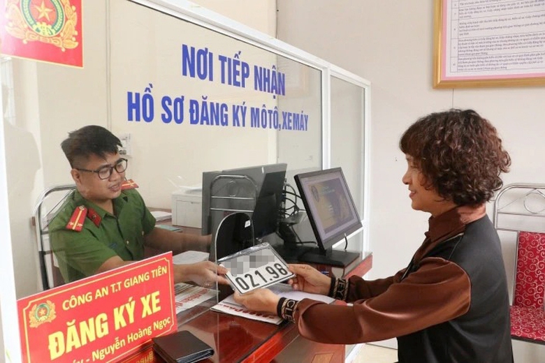 Chủ phương tiện sẽ bấm biển số &ocirc; t&ocirc;, xe m&aacute;y tr&ecirc;n VNeID từ ng&agrave;y 1/8- Ảnh 1.