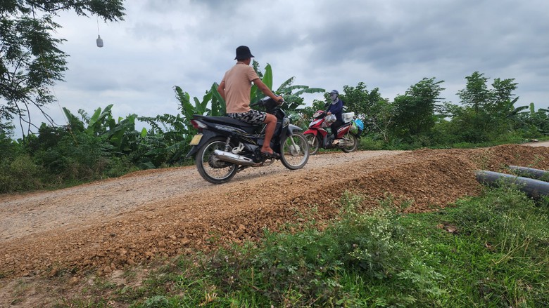 Thái Bình: Tự ý san lấp mặt bằng dự án gây mất ATGT- Ảnh 1. Thái Bình: Tự ý san lấp mặt bằng dự án gây mất ATGT- Ảnh 1.