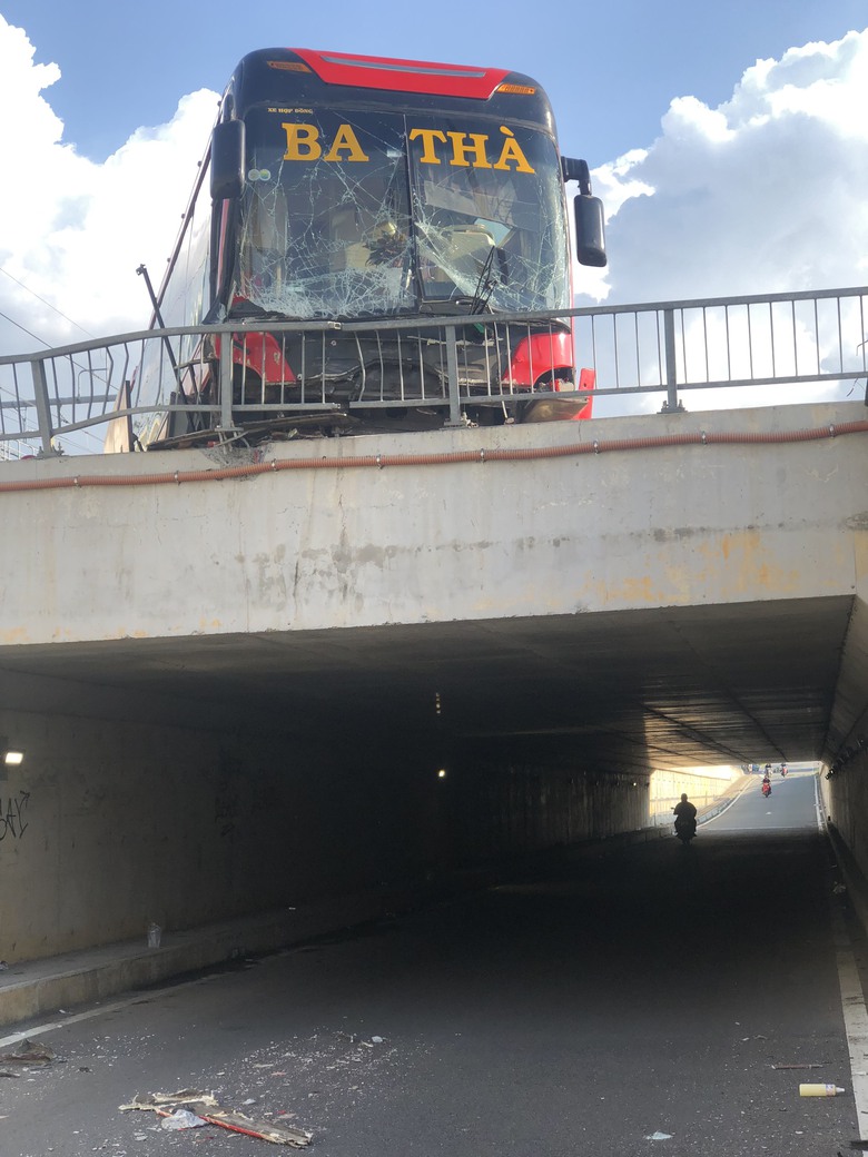 Tránh taxi, xe khách giường nằm tông lan can cầu- Ảnh 1. Tránh taxi, xe khách giường nằm tông lan can cầu- Ảnh 1.