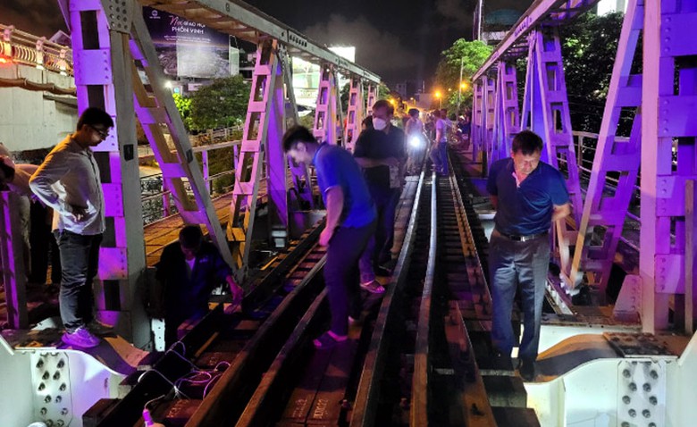 Cơ quan chức năng đang kiểm tra mức độ thiệt hại của cầu Quay sau vụ va chạm với t&agrave;u chở h&agrave;ng.