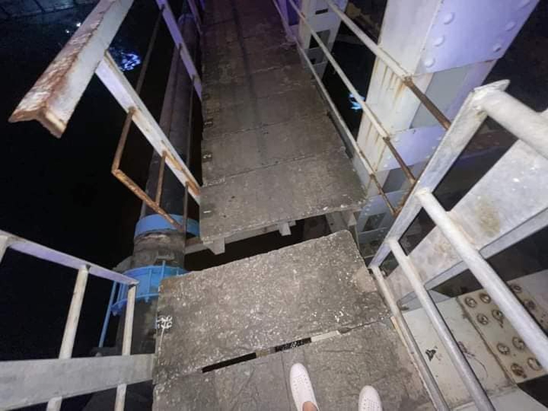 Hiện trường t&agrave;u chở h&agrave;ng đ&acirc;m biến dạng cầu Quay khiến đường sắt bị hư hỏng- Ảnh 7.