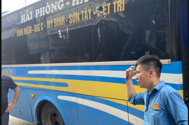 B&aacute;o động t&igrave;nh trạng x&ocirc; x&aacute;t do tranh gi&agrave;nh kh&aacute;ch giữa c&aacute;c nh&agrave; xe- Ảnh 2.