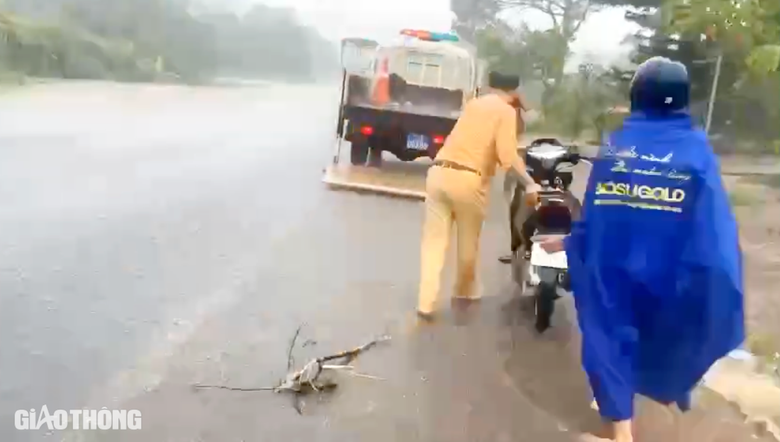 CSGT &ldquo;đội mưa&rdquo; gi&uacute;p đỡ hai mẹ con bị ng&atilde; xe tr&ecirc;n đường Hồ Ch&iacute; Minh- Ảnh 1.