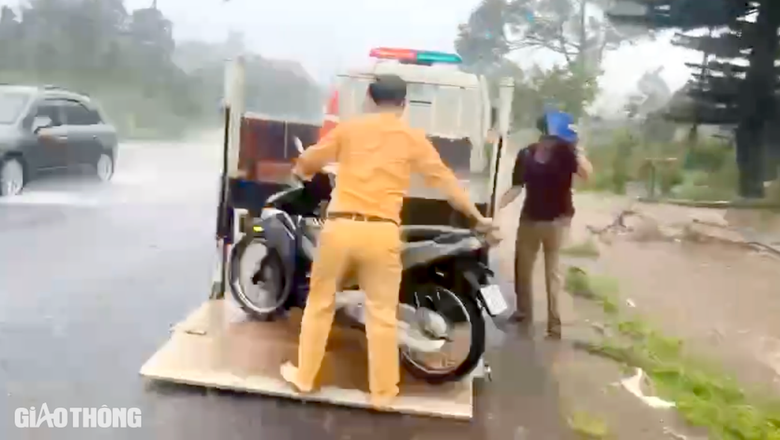 CSGT &ldquo;đội mưa&rdquo; gi&uacute;p đỡ hai mẹ con bị ng&atilde; xe tr&ecirc;n đường Hồ Ch&iacute; Minh- Ảnh 2.