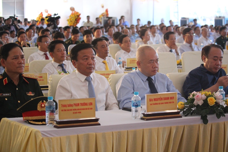 Ph&oacute; thủ tướng: Cảng h&agrave;ng kh&ocirc;ng l&agrave; bệ ph&oacute;ng để Quảng Trị cất c&aacute;nh bay cao- Ảnh 4.