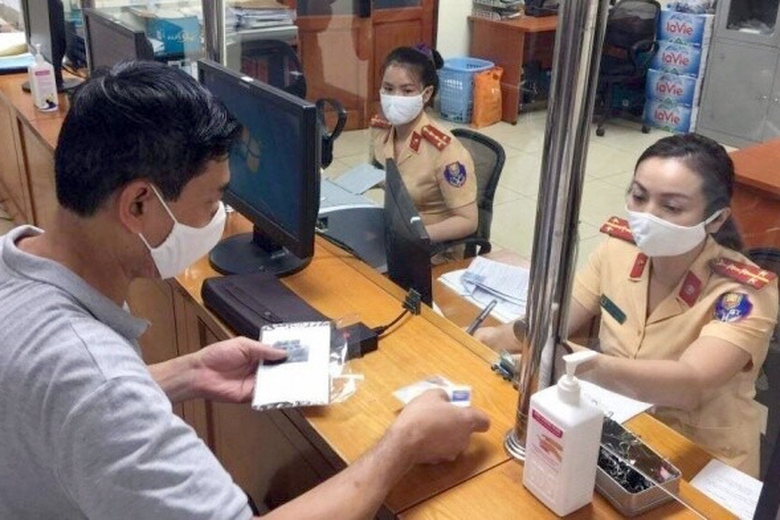 Hơn 400 chủ xe ở H&agrave; Nội bị phạt v&igrave; kh&ocirc;ng sang t&ecirc;n phương tiện- Ảnh 1.