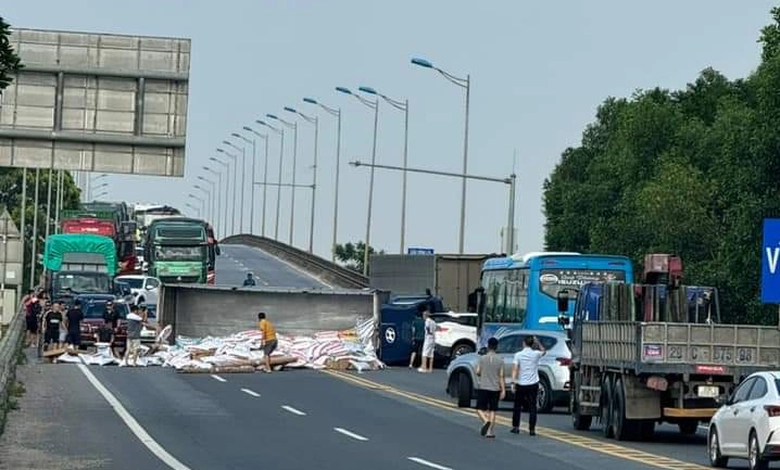 Xe tải va chạm &ocirc; t&ocirc; con tr&ecirc;n cao tốc Nội B&agrave;i - L&agrave;o Cai, 2 người bị thương- Ảnh 1.