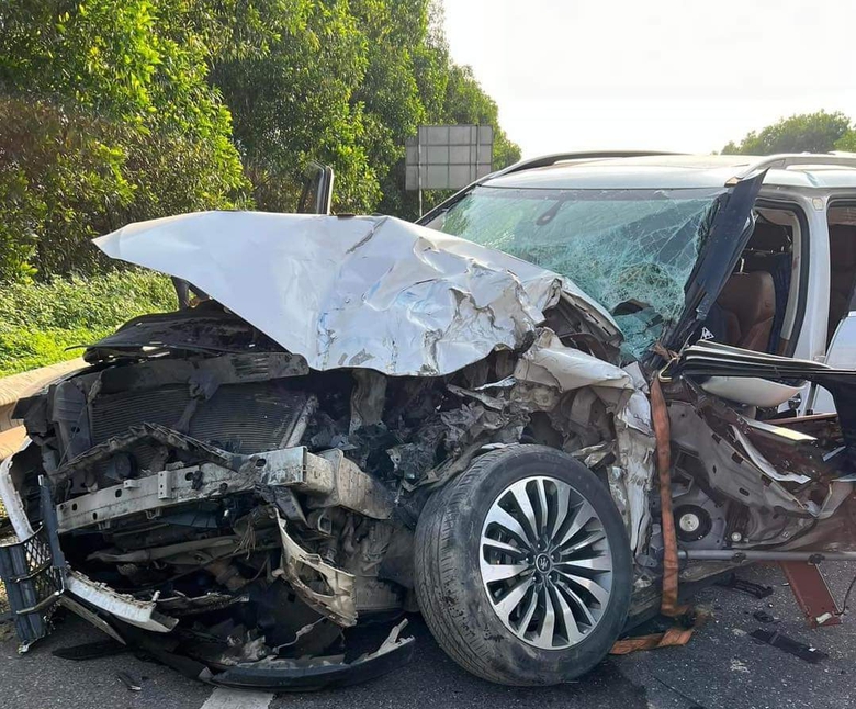 Xe tải va chạm &ocirc; t&ocirc; con tr&ecirc;n cao tốc Nội B&agrave;i - L&agrave;o Cai, 2 người bị thương- Ảnh 2.