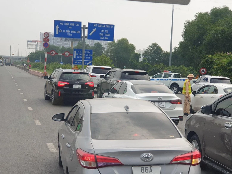Tạm dừng l&ecirc;n cao tốc TP.HCM-Long Th&agrave;nh-Dầu Gi&acirc;y v&igrave; sự cố xe container t&ocirc;ng dải ph&acirc;n c&aacute;ch- Ảnh 1.